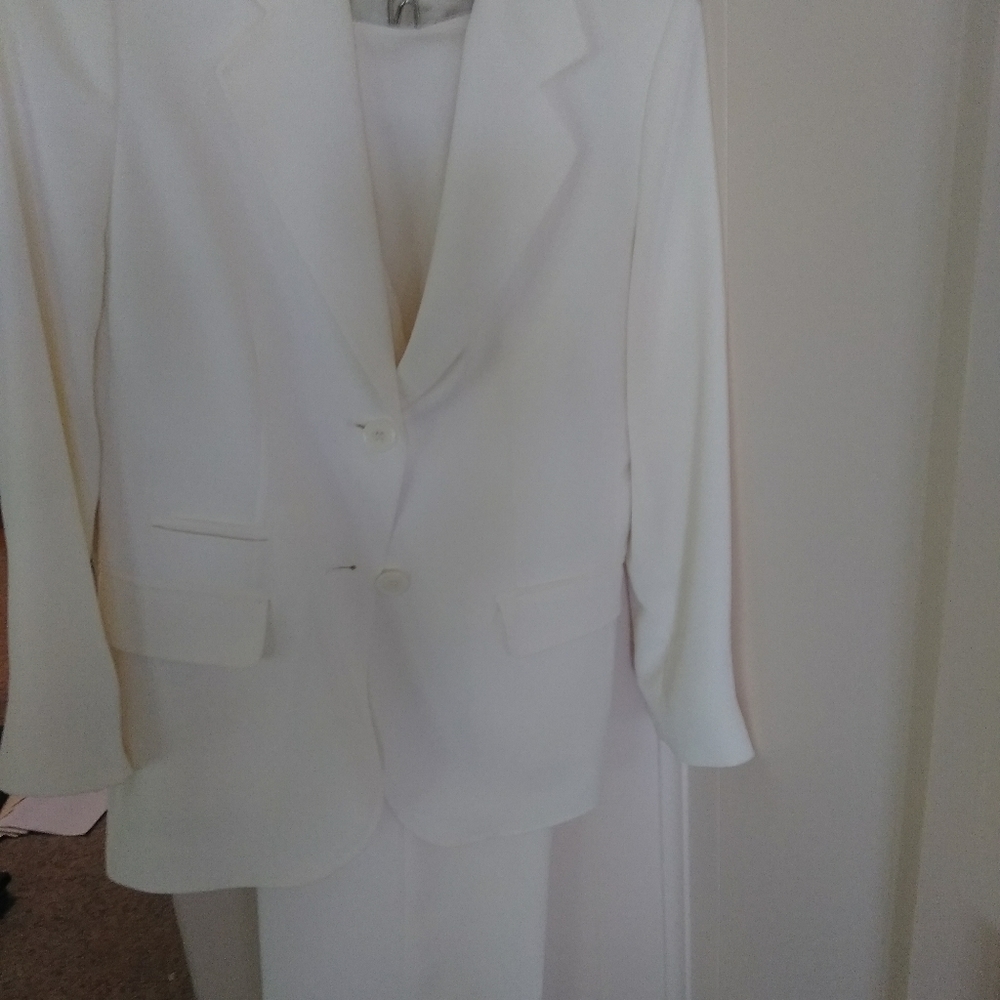 Pants suit